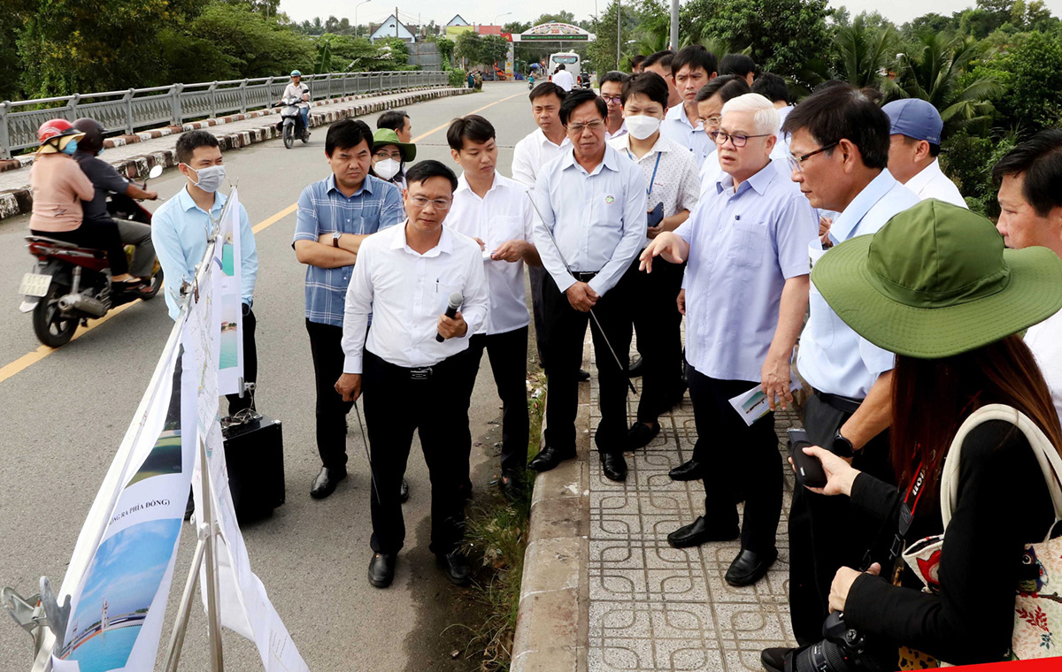 Đồng chí Nguyễn Văn Lợi, Bí thư Tỉnh ủy cùng đoàn công tác khảo sát một số điểm dự kiến đầu tư kè chống sạt lở bờ sông và cống ngăn triều trên tuyến sông Sài Gòn.